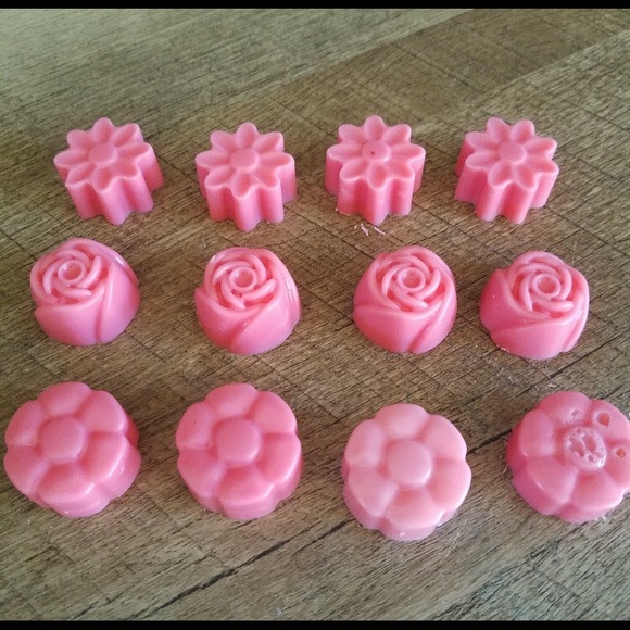 Hand Made Peppermint Essential Oil Flower Melts - Picture 2 of 3